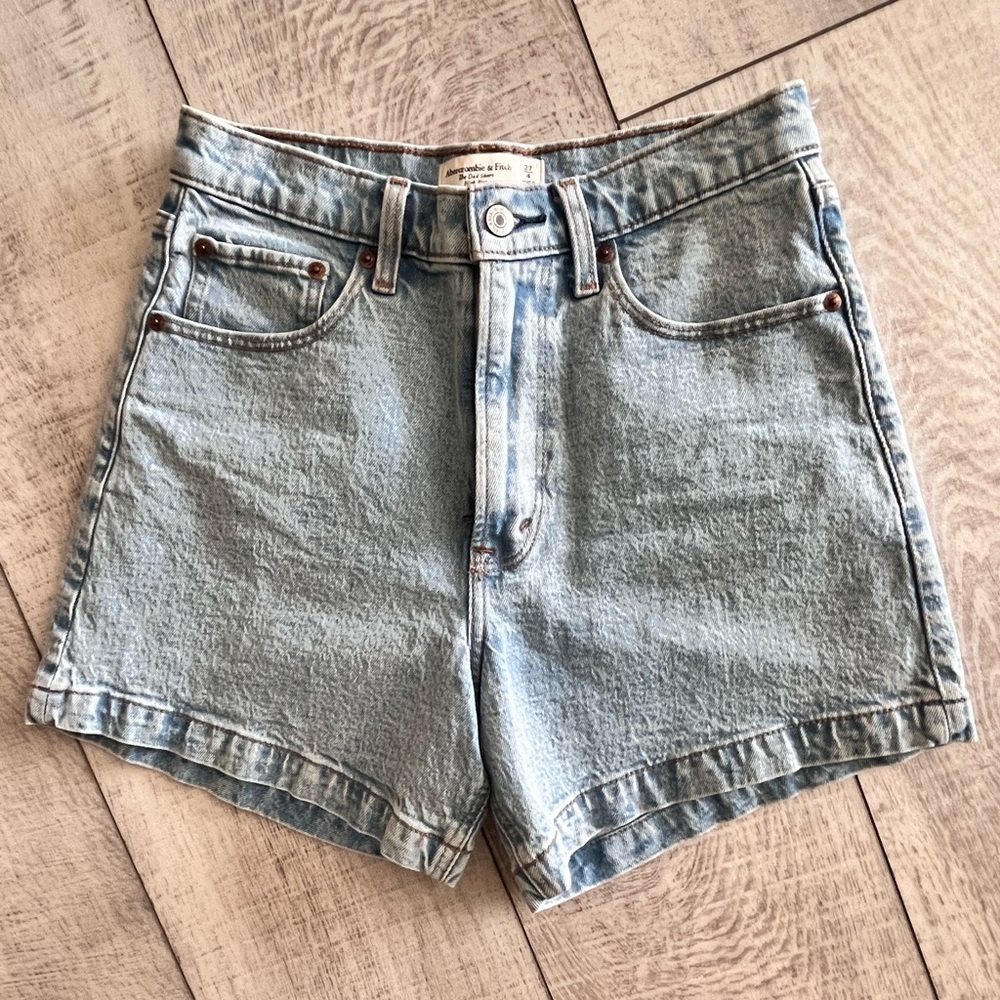 Abercrombie & Fitch Light Wash Denim Short
The Dad High Rise 27/4